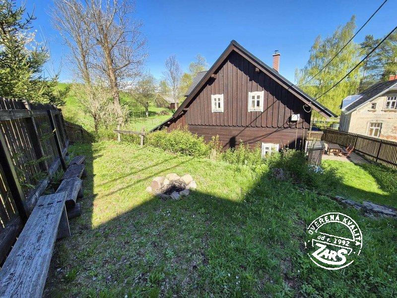 Chalupa Albrechtice v Jizerských horách - ohniště na zahradě Chalupa Albrechtice v Jizerských horách k pronájmu, Jizerské hory