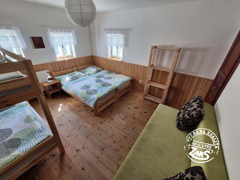 Čtyřlůžkový pokoj s přistýlkou v přízemí Chalupa Albrechtice v Jizerských horách k pronájmu, Jizerské hory