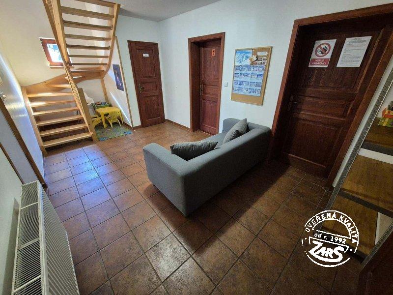 Chodba - vstup z předsíně do pokoje Chalupa Albrechtice v Jizerských horách k pronájmu, Jizerské hory