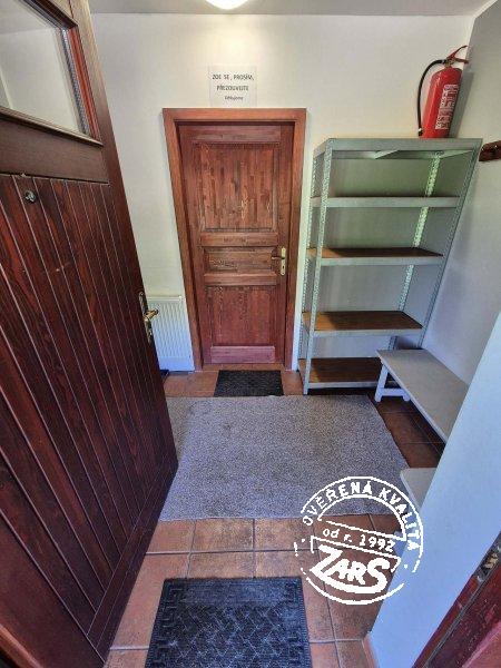 Vstupní dveře - předsíň s botníkem Chalupa Albrechtice v Jizerských horách k pronájmu, Jizerské hory