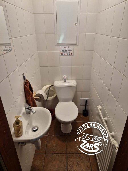 Toaleta v přízemí vedle schodiště Chalupa Albrechtice v Jizerských horách k pronájmu, Jizerské hory