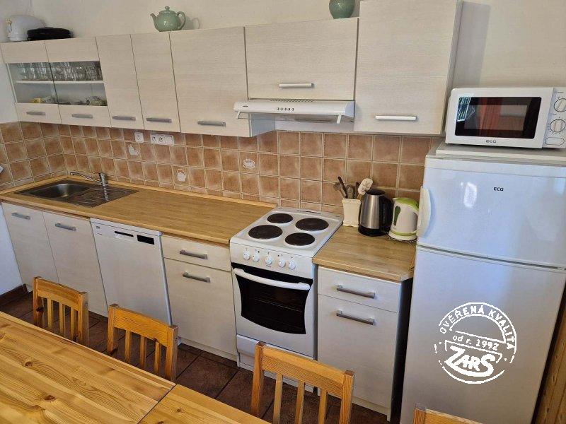 Společenská místnost s kuchyní na chalupě Albrechtice Chalupa Albrechtice v Jizerských horách k pronájmu, Jizerské hory