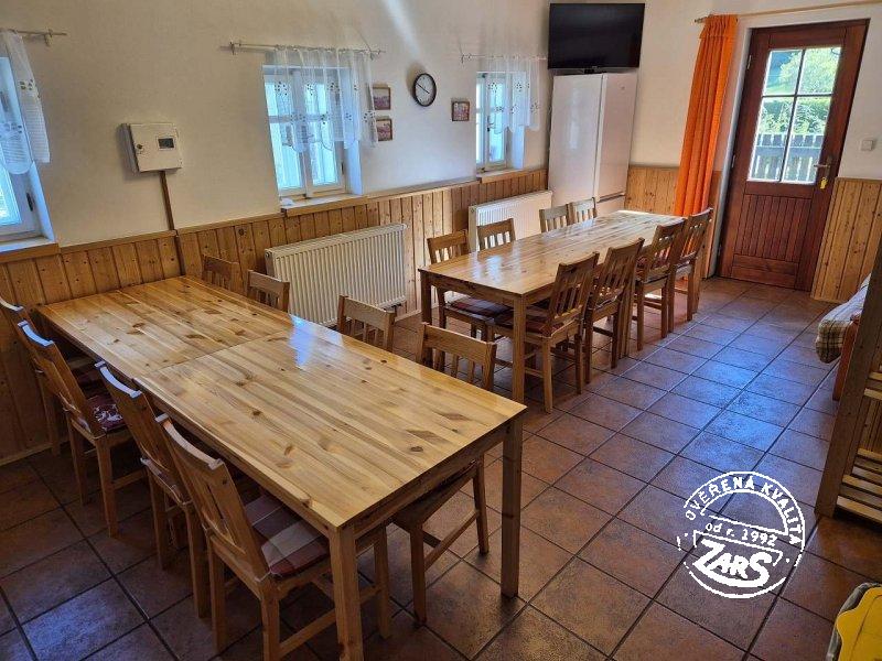 Společenská místnost s kuchyní na chalupě Albrechtice Chalupa Albrechtice v Jizerských horách k pronájmu, Jizerské hory