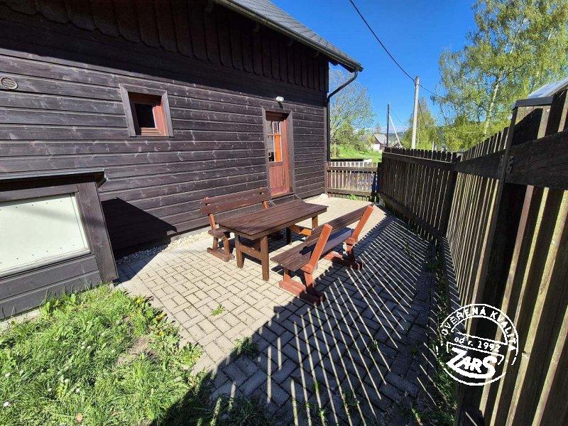 zahrada s terasou za domem - východ ze společenské místnosti Chalupa Albrechtice v Jizerských horách k pronájmu, Jizerské hory