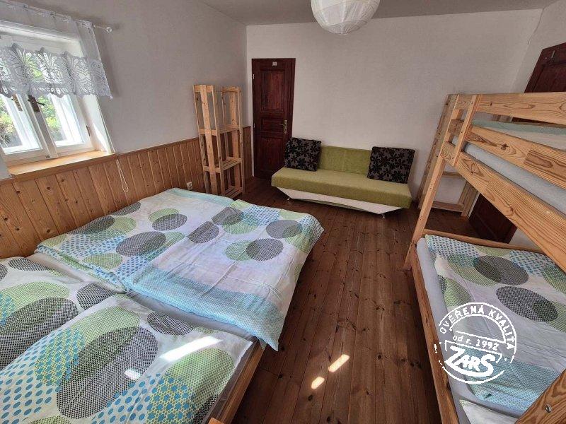 Čtyřlůžkový pokoj s přistýlkou v přízemí Chalupa Albrechtice v Jizerských horách k pronájmu, Jizerské hory