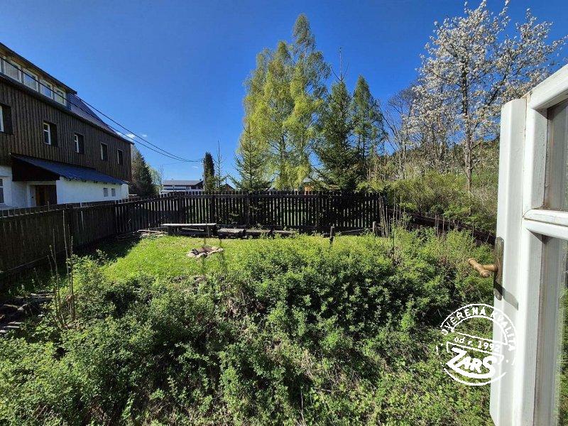 Výhled z pokojů na zahradu a ohniště Chalupa Albrechtice v Jizerských horách k pronájmu, Jizerské hory