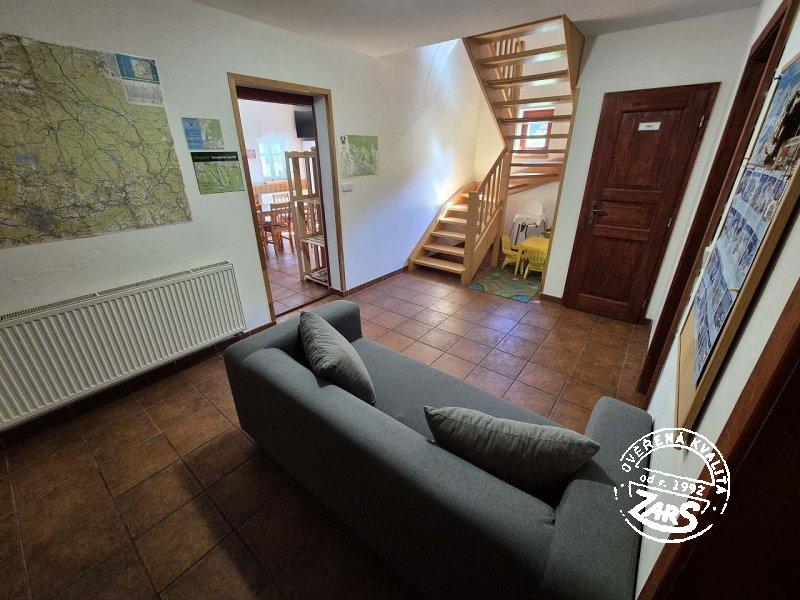 Chodba - vstup z předsíně do pokoje Chalupa Albrechtice v Jizerských horách k pronájmu, Jizerské hory