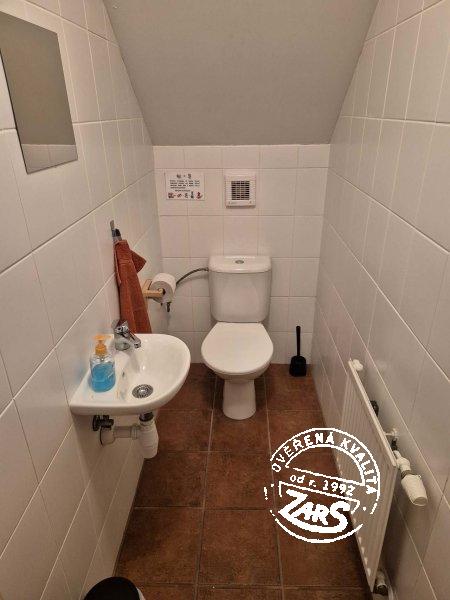 Toaleta v patře Chalupa Albrechtice v Jizerských horách k pronájmu, Jizerské hory