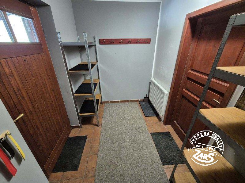 Botníky v předsíni Chalupa Albrechtice v Jizerských horách k pronájmu, Jizerské hory