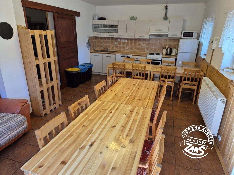 Společenská místnost s kuchyní na chalupě Albrechtice Chalupa Albrechtice v Jizerských horách k pronájmu, Jizerské hory