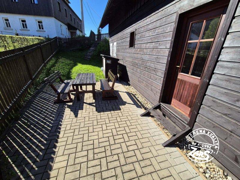 Terasa za domem - východ ze společenské místnosti Chalupa Albrechtice v Jizerských horách k pronájmu, Jizerské hory