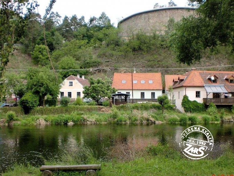 Chalupa U řeky Dyje z protějšího břehu Chalupa U řeky Dyje k pronájmu, Znojemsko a Podyjí