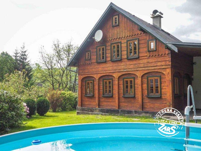 Výhled z bazénu na chalupu a zahradu Roubenka Pod horou Luž k pronájmu, České Švýcarsko a Lužické hory