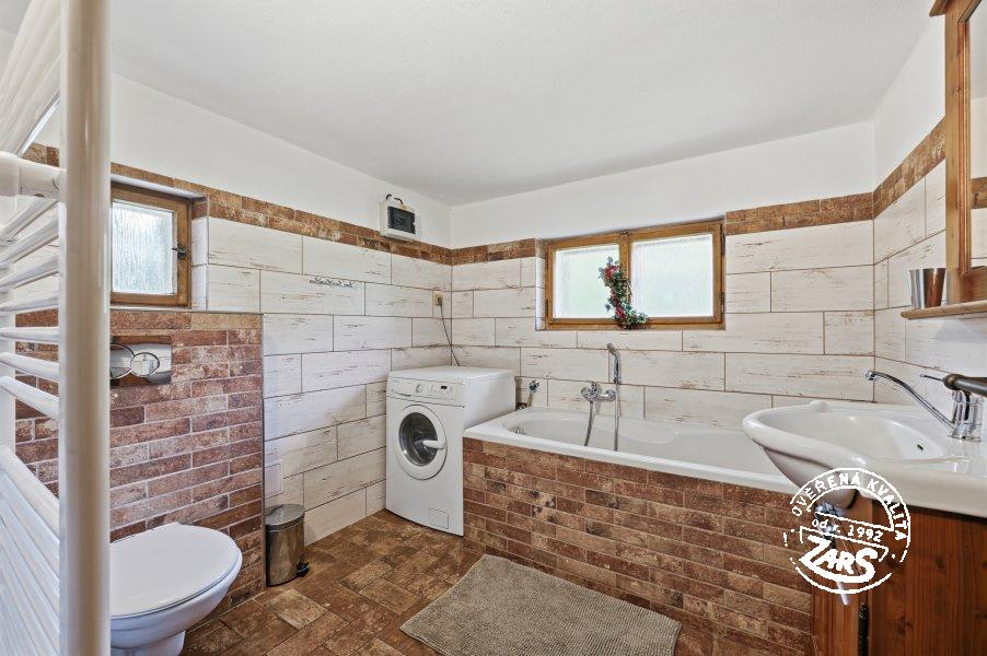 Koupelna s WC v přízemí Roubenka Sedloňov k pronájmu, Orlické hory