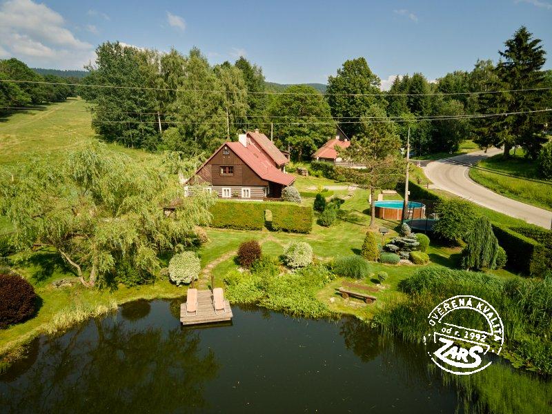 Okolí chalupy - vyhřívaný bazén, koupací rybník, ohniště s grilem a trampolína Roubenka Sedloňov k pronájmu, Orlické hory