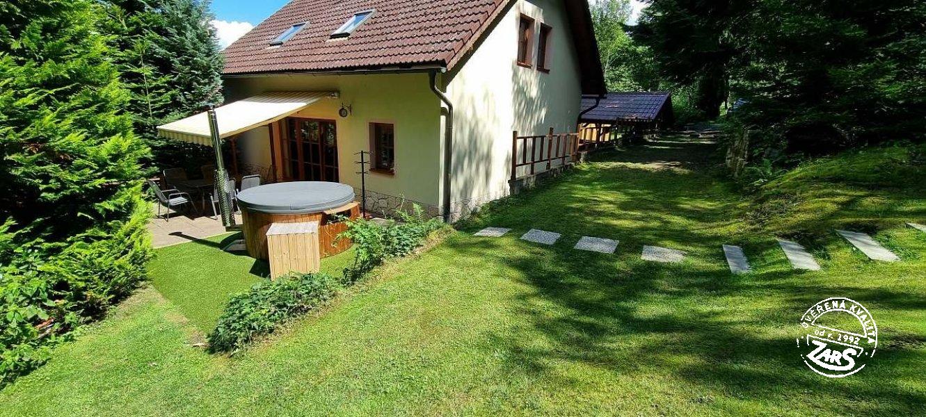 Pohled ze zahrady, koupací sud a terasa Chalupa Pod Valdštejnem k pronájmu, Český ráj