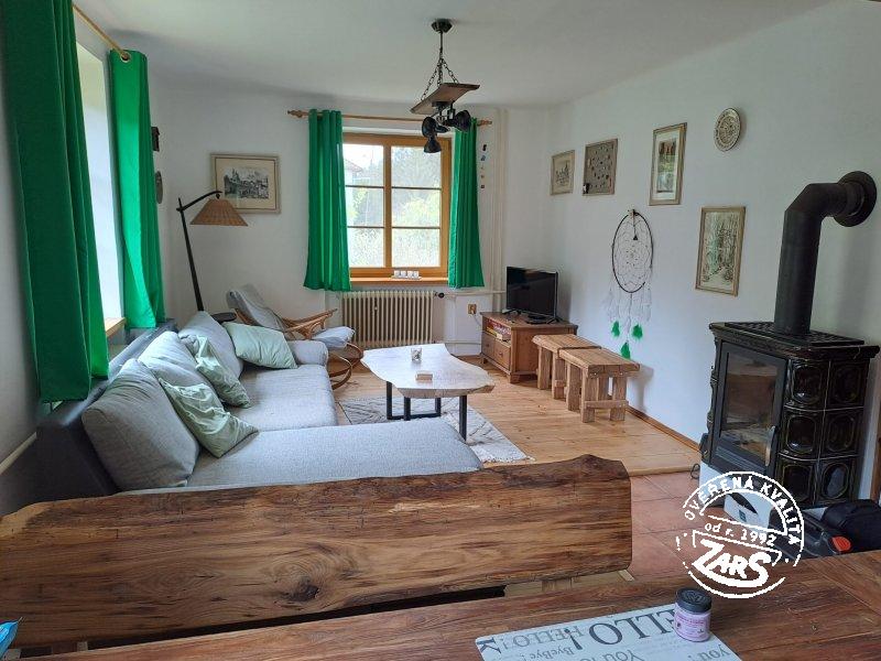 Chalupa Plánička - Lipno obývací prostor s krbovými kamny Chalupa Plánička k pronájmu, Šumava a Lipno