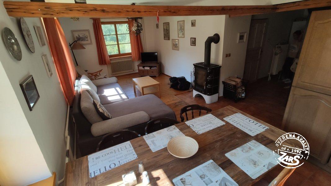 Obývací prostor s krbovými kamny na chalupě Plánička na Lipně Chalupa Plánička k pronájmu, Šumava a Lipno