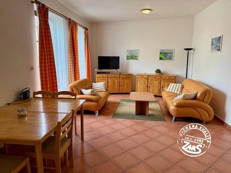 Chalupa Pod Hradiskem - obývací pokoj Chalupa Pod Hradiskem k pronájmu, Vysočina