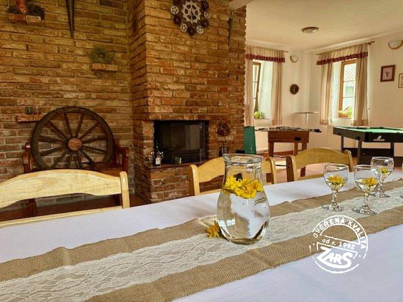 Chalupa Pod Hradiskem - společenská místnost Chalupa Pod Hradiskem k pronájmu, Vysočina