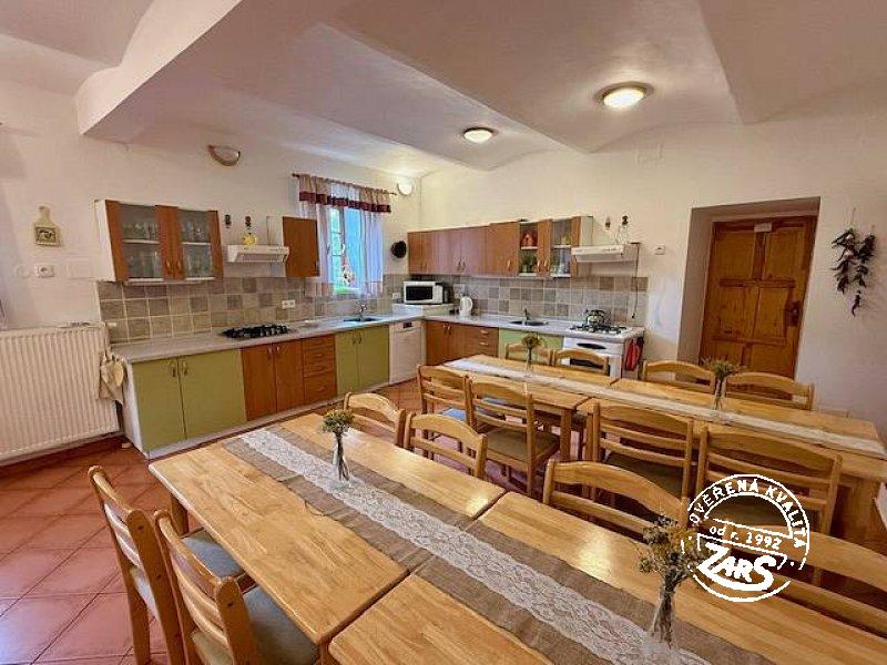 Chalupa Pod Hradiskem - kuchyně s jídelnou Chalupa Pod Hradiskem k pronájmu, Vysočina