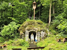 Kaplička Panny Marie v Mankově skále - Myslík
