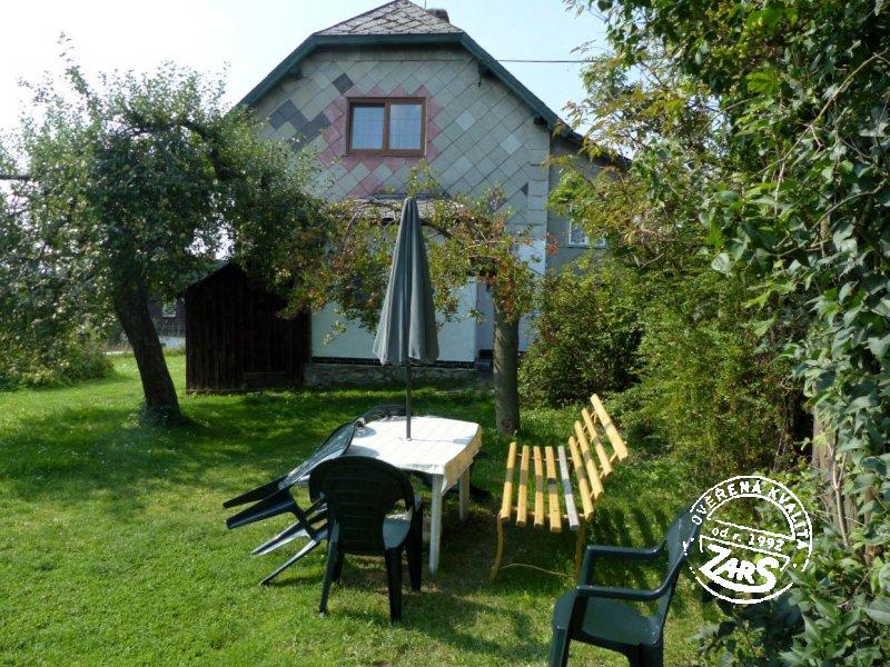 Chalupa Branná - posezení na zahradě Chalupa Branná k pronájmu, Jeseníky